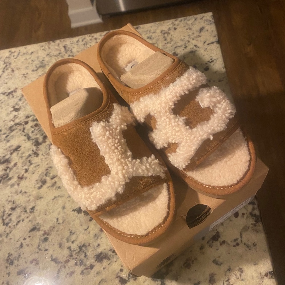 UGG brushed sheepskin suede slipper with top logo